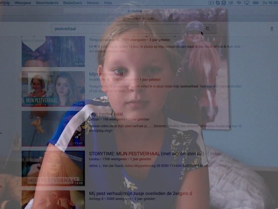 dokumentinio filmo The bullying story foto. Mergaitės, naršančios Youtube atspindys kompiuterio ekrane.