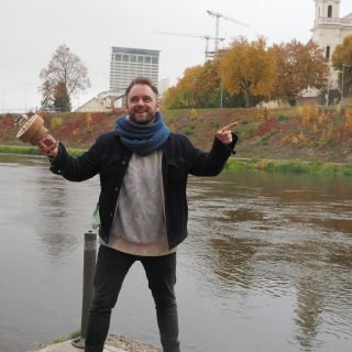 Aktorius Dominykas Vaitiekūnas Nėries krantinėje džiaugiasi siųstuvu