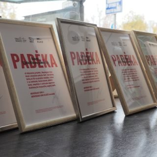 Išeksponuotos ant palangės padėkos